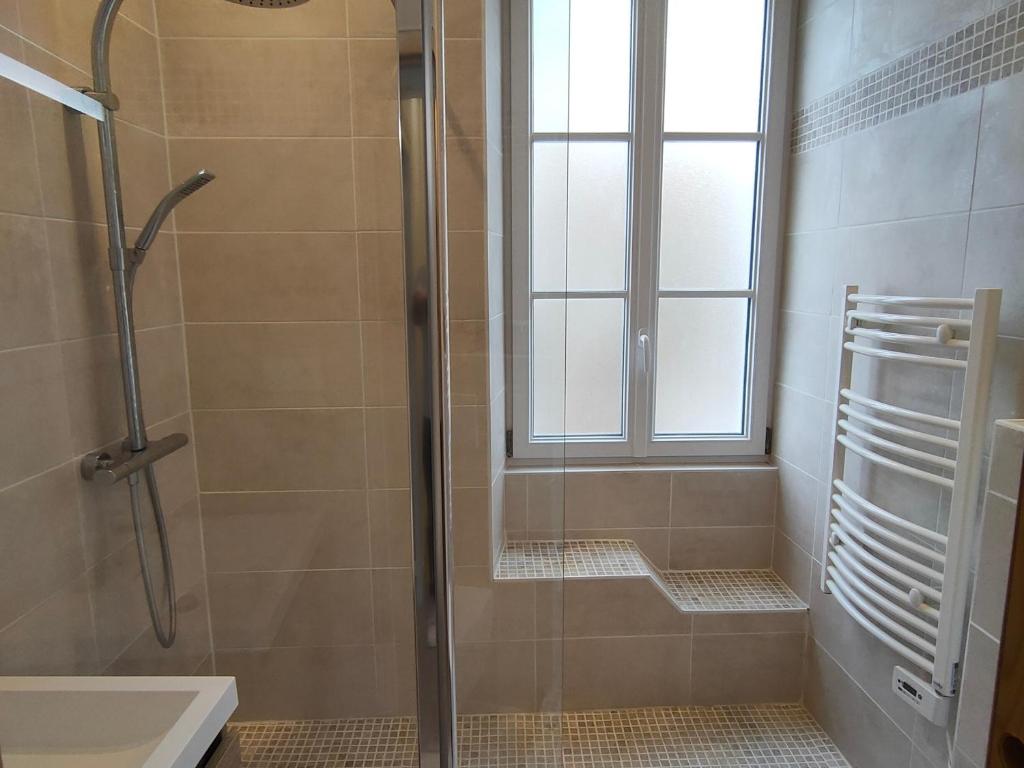Kúpeľňa v ubytovaní Maison 2 chambres avec cour privée, à 200m de la plage et proche commerces - Les Sables-d'Olonne - FR-1-197-557