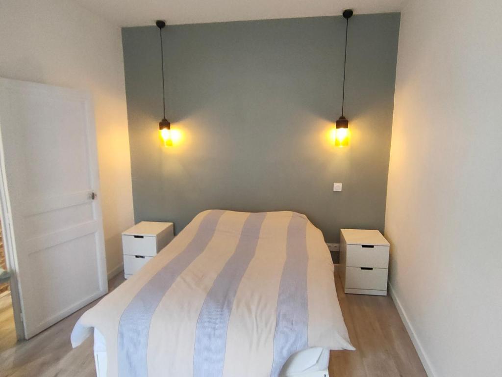 Posteľ alebo postele v izbe v ubytovaní Maison 2 chambres avec cour privée, à 200m de la plage et proche commerces - Les Sables-d'Olonne - FR-1-197-557