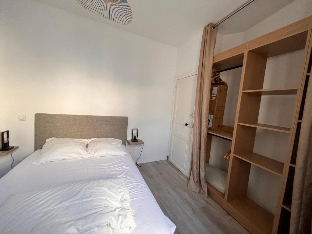 Posteľ alebo postele v izbe v ubytovaní Maison 2 chambres avec cour privée, à 200m de la plage et proche commerces - Les Sables-d'Olonne - FR-1-197-557