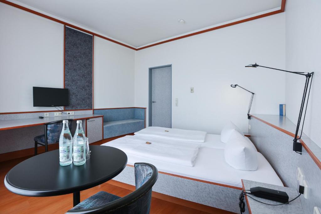 Postel nebo postele na pokoji v ubytování Hotel Blaubeurer Tor