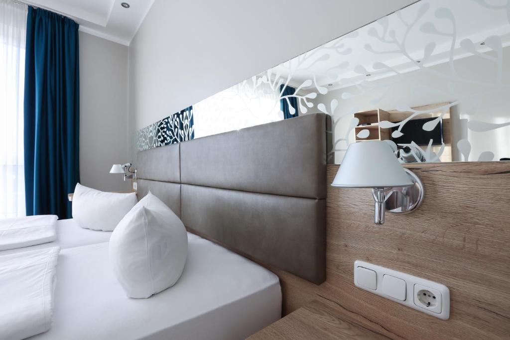 Postel nebo postele na pokoji v ubytování Hotel Blaubeurer Tor