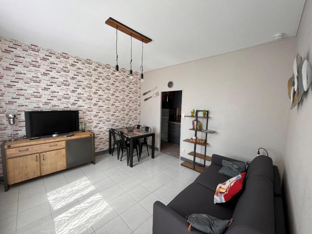 Televízia a/alebo spoločenská miestnosť v ubytovaní Appartement cosy 4 pers à 50m de la plage et du marché, centre-ville des Sables-d'Olonne - FR-1-197-562