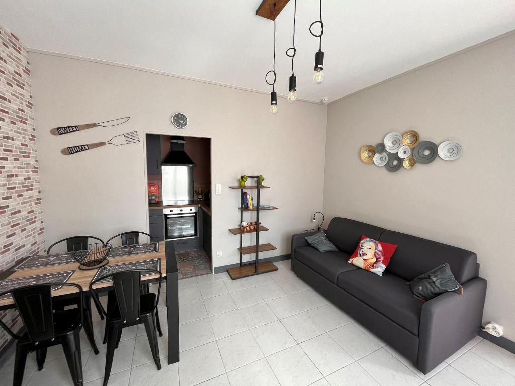 Posedenie v ubytovaní Appartement cosy 4 pers à 50m de la plage et du marché, centre-ville des Sables-d'Olonne - FR-1-197-562