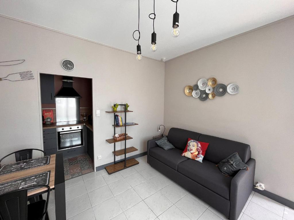 Kuchyňa alebo kuchynka v ubytovaní Appartement cosy 4 pers à 50m de la plage et du marché, centre-ville des Sables-d'Olonne - FR-1-197-562
