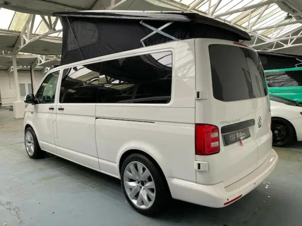una furgoneta blanca con la puerta abierta en un garaje en Stunning VW Camper Van, en Kirton
