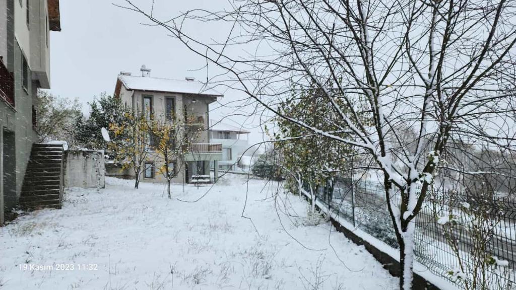 een tuin bedekt met sneeuw met een hek en een huis bij Manzaralı Villa Bolu Sefa Konakları Kaçkar Dağ Evleri 3 room Villa for Rent فيلا ايجار منظر جميل in Yenicefelekettin