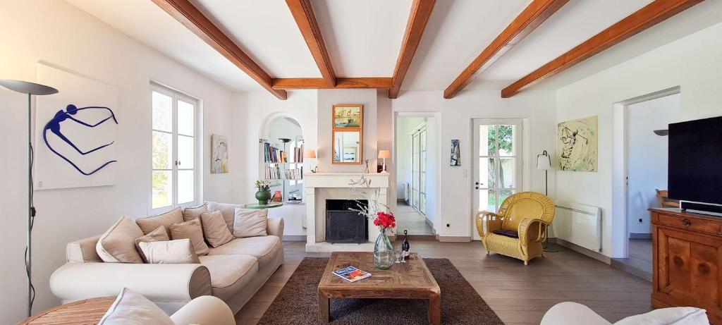 TV a/nebo společenská místnost v ubytování Dans le centre de la Couarde, superbe villa familiale