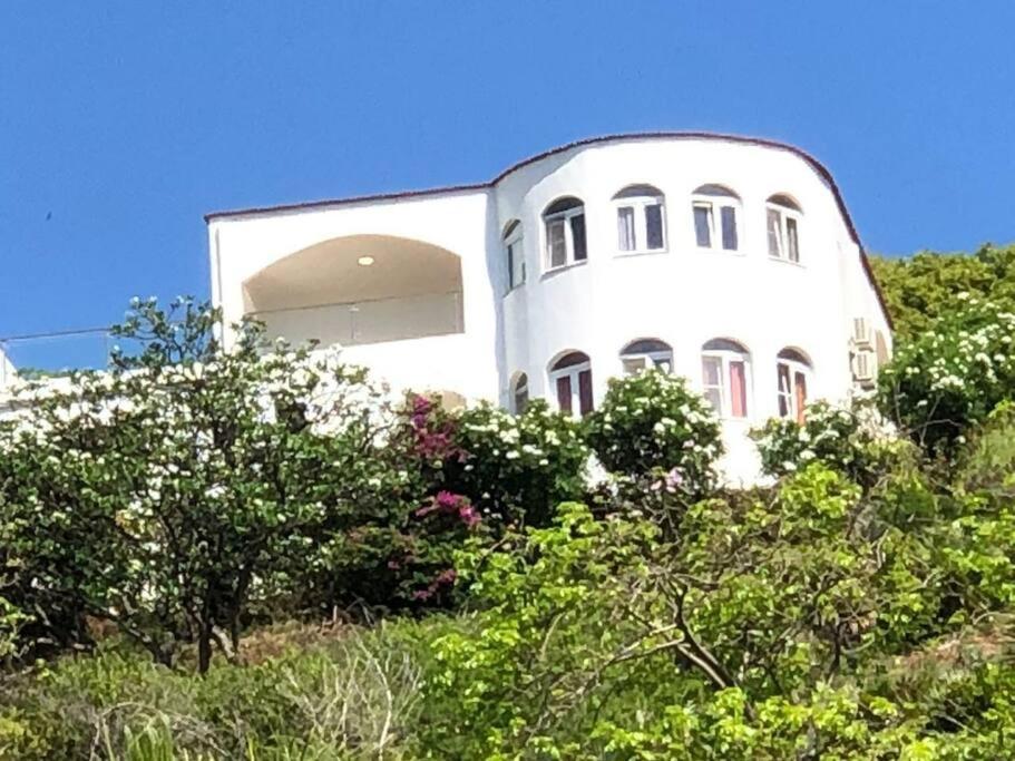 Budova, kde se vila nachází