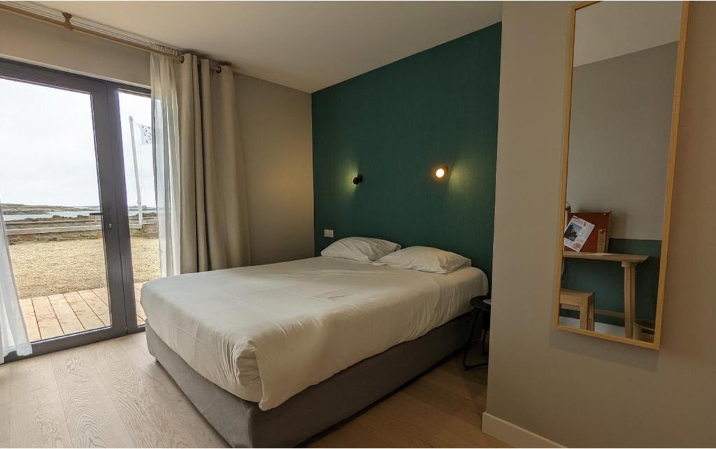 プルゲルノーにあるLe Castel Ac'hの緑の壁のベッドルーム1室