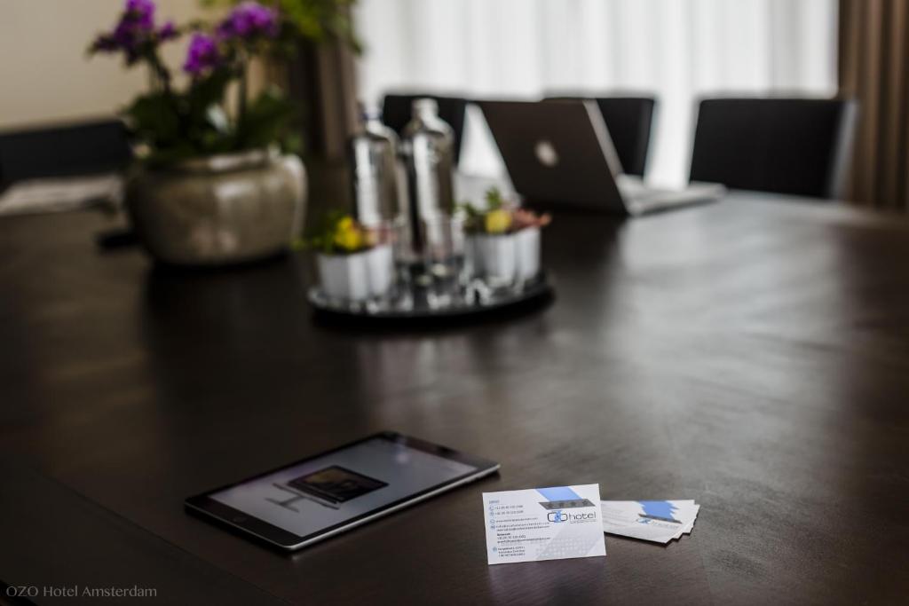Een zitgedeelte bij OZO Hotels Arena Amsterdam