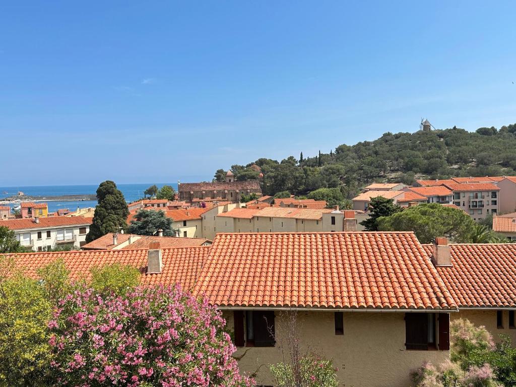 - une vue sur une ville aux toits de tuiles rouges dans l'établissement Charmant T2 climatisé dans résidence sécurisée, proche plage - FR-1-309-394, à Collioure