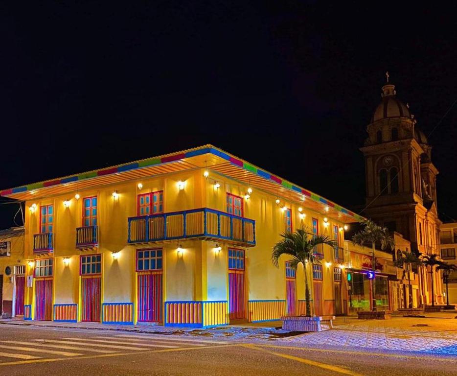 een gebouw met lichten aan de zijkant 's nachts bij Hotel Restaurante La Bodega de Amar in Cajamarca