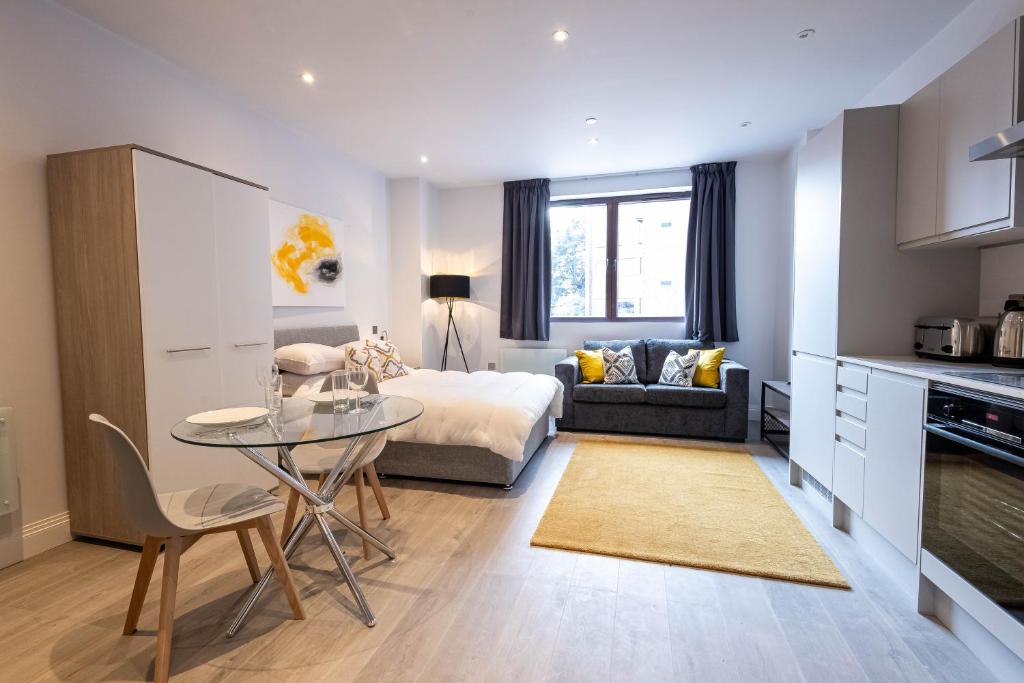 Stylish Staines Apartments near Heathrow Airport by Sojo Stay, Staines