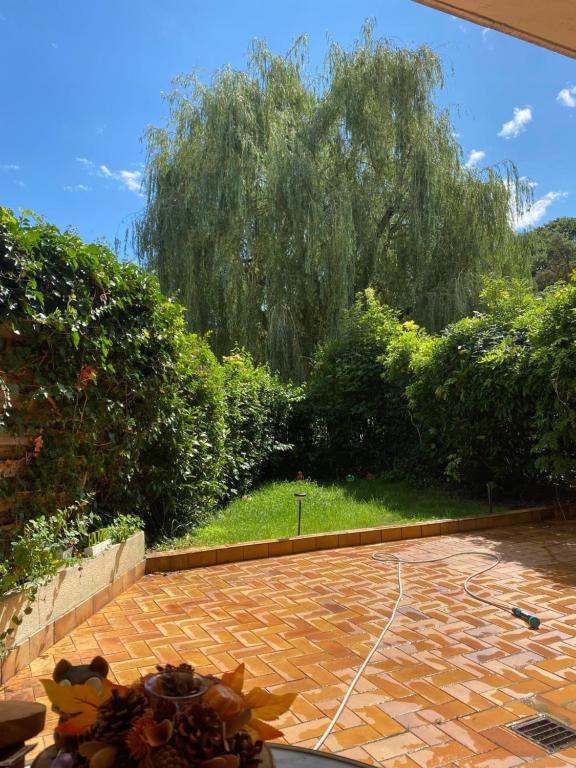 eine Terrasse mit Gartenblick in der Unterkunft Logement unique et chic PARIS 15 min champs Élysée in Rueil-Malmaison