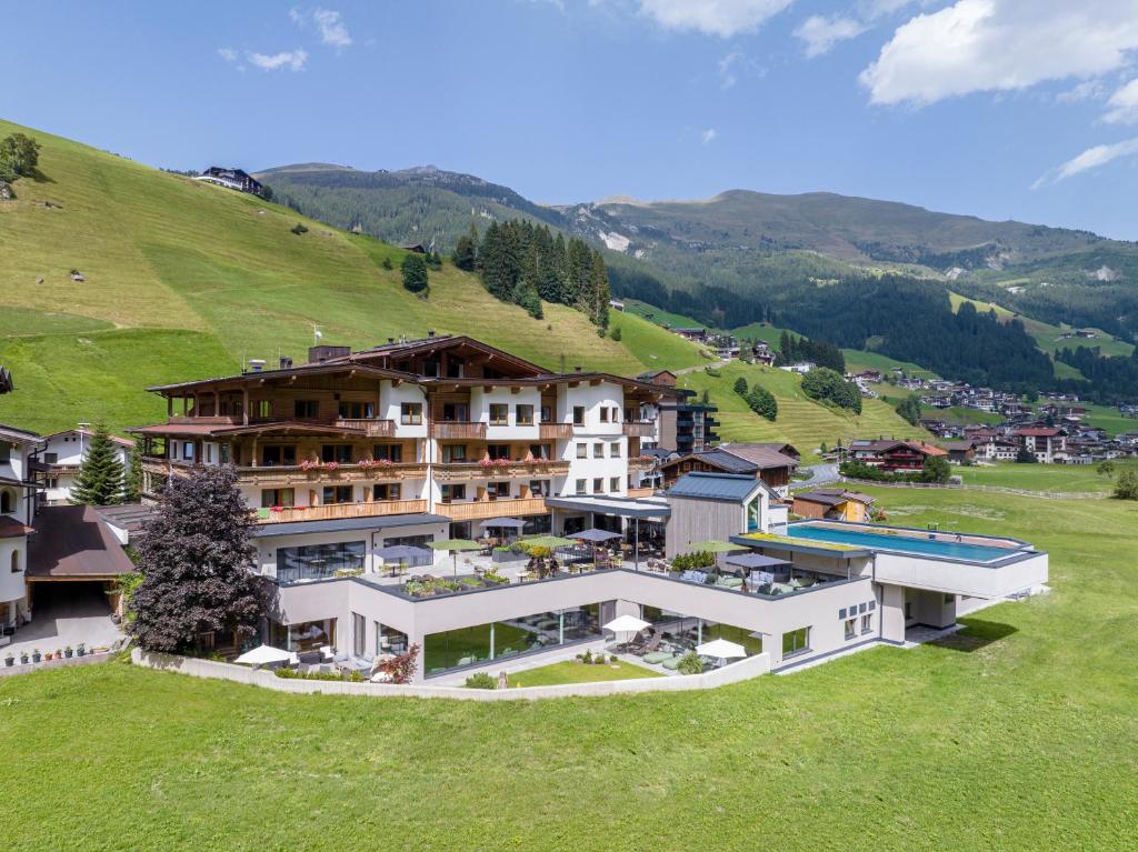 eine Luftansicht eines Hotels auf einem Hügel in der Unterkunft Natur- & Wanderhotel Tuxertal in Tux