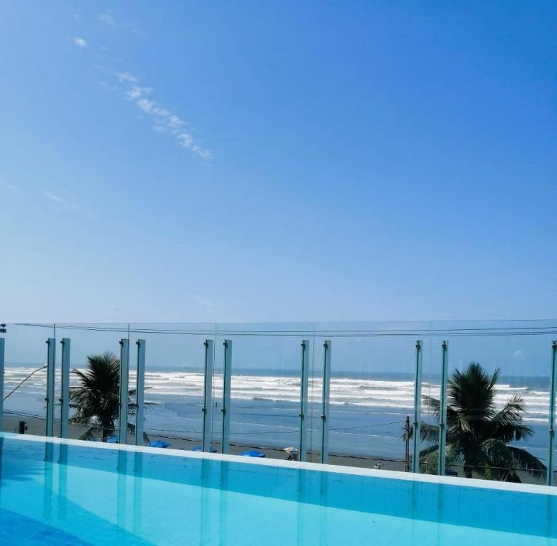 a swimming pool with a view of the beach at Apartamento, ampla sacada com vista para o mar! in Itanhaém
