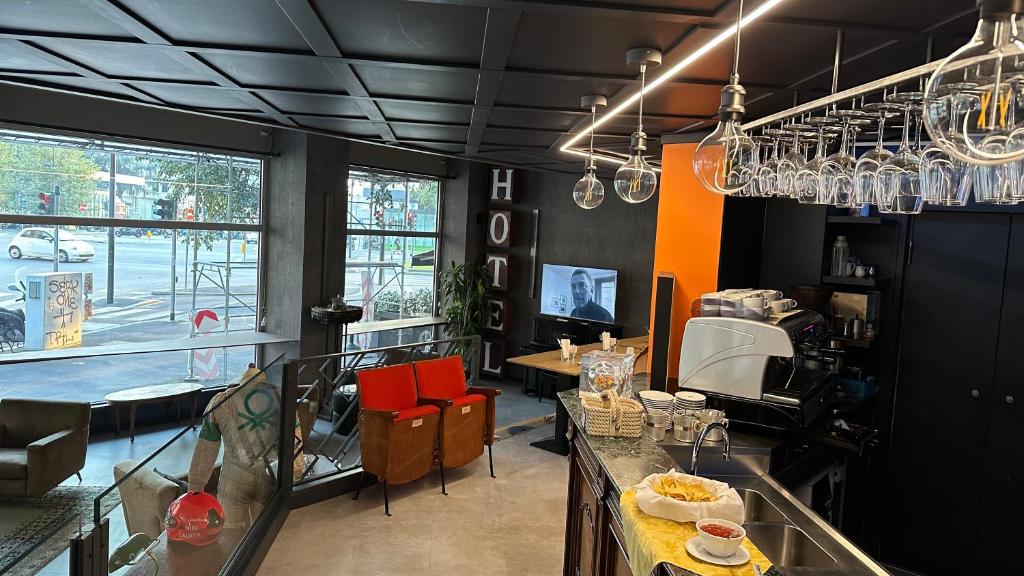 Kuchyň nebo kuchyňský kout v ubytování Admiral Hotel
