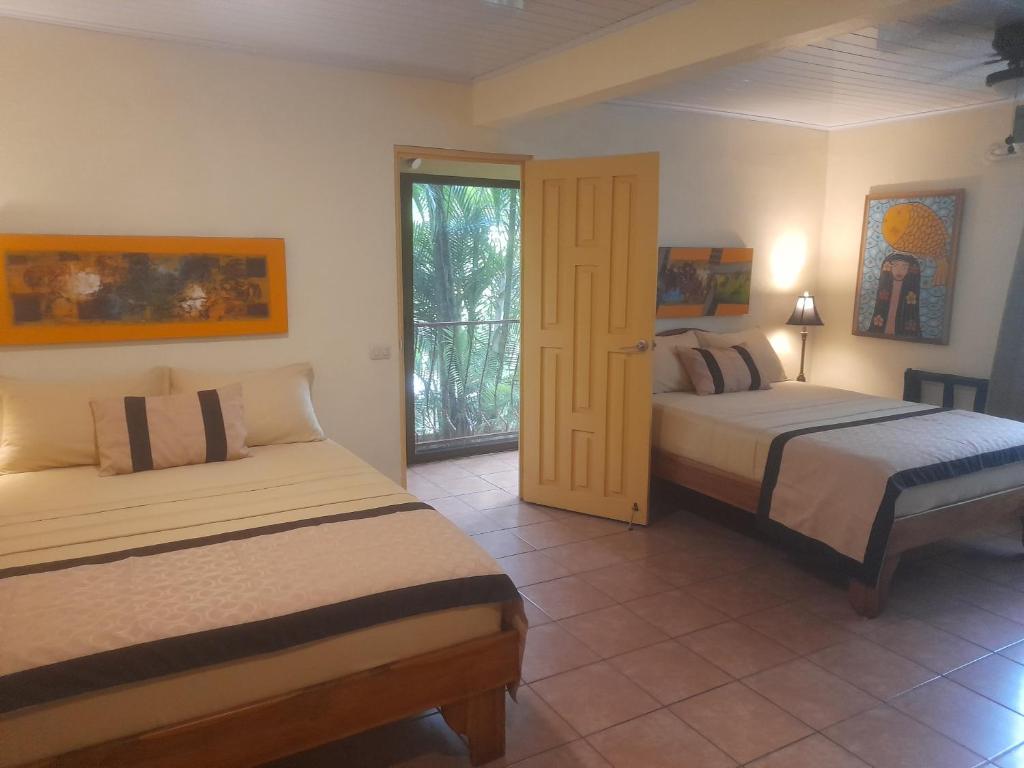 Postel nebo postele na pokoji v ubytování Coyaba Tropical Elegant Adult Guesthouse