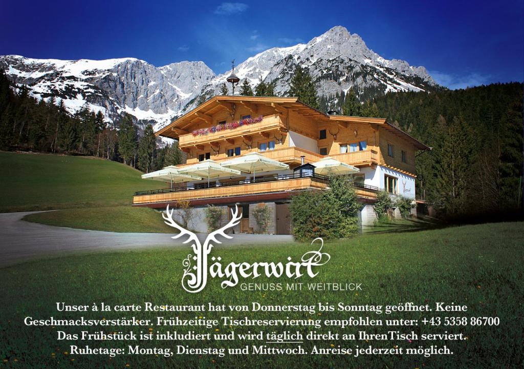 un magazine publicitaire pour une maison dans les montagnes dans l'établissement Boutique-Pension Jägerwirt, à Scheffau am Wilden Kaiser