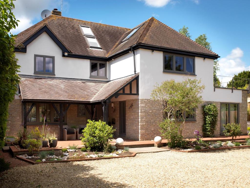 a large white house with a roof at B&B Rafters in Abingdon