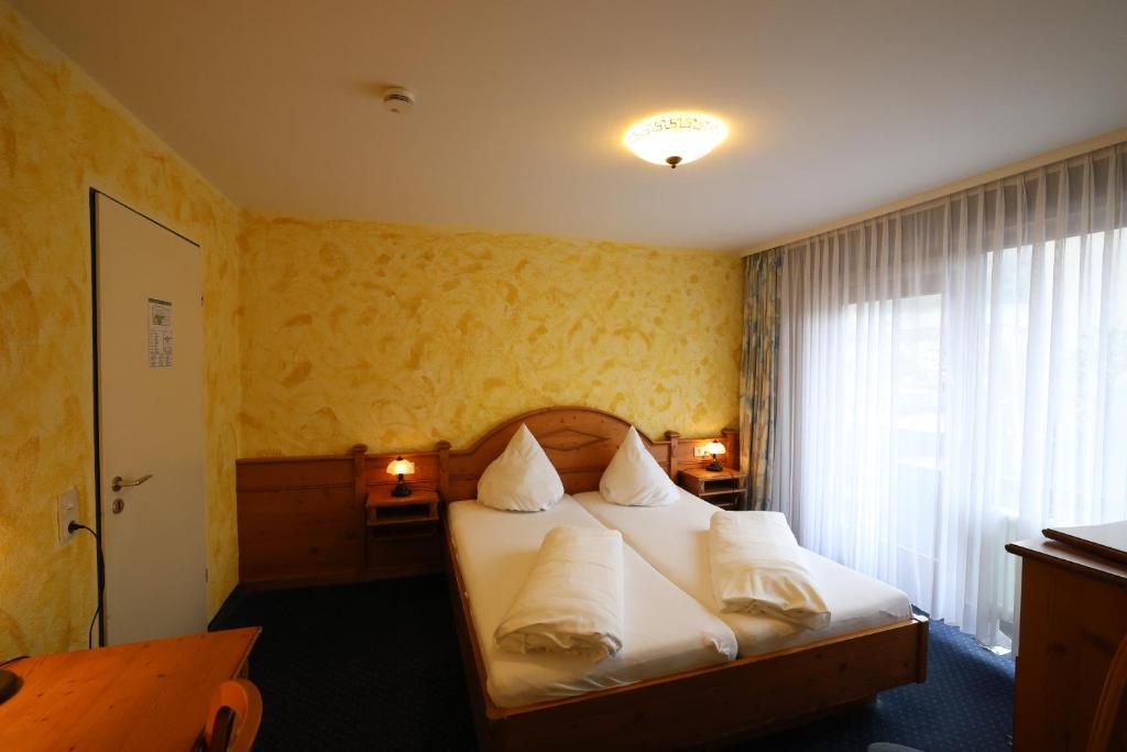 Postel nebo postele na pokoji v ubytování Hotel-Gasthof Hirschen