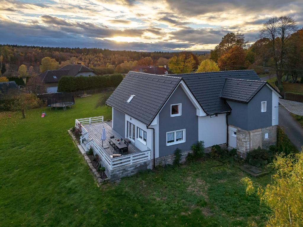 eine Aussicht auf ein Haus auf einem Feld in der Unterkunft Domeček Janov in Janov