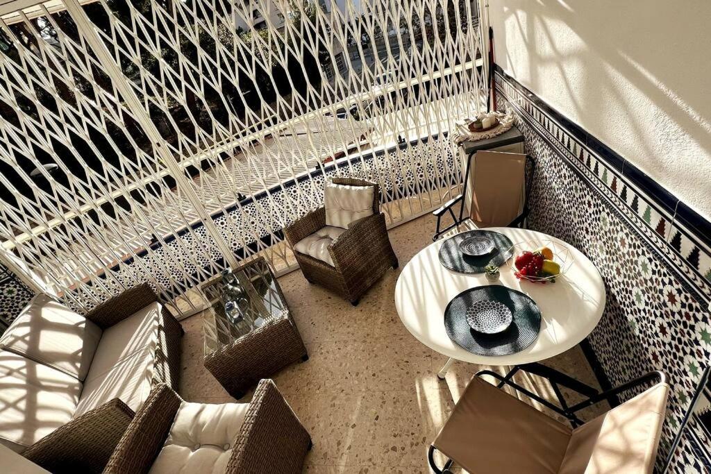 薩洛的住宿－AZUL 2 bedroom apartment in Salou Tarragona，阳台享有高空美景,配有桌椅