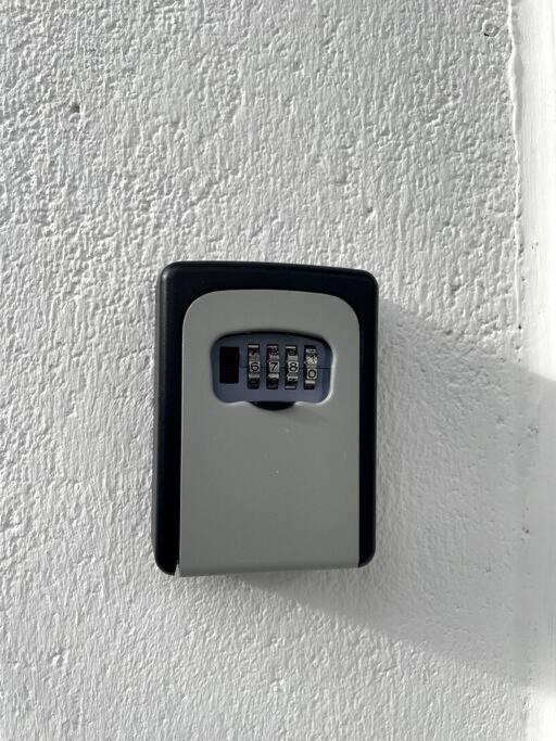 a remote control on the side of a wall at Bleu Suprême balnéo in Vierzon