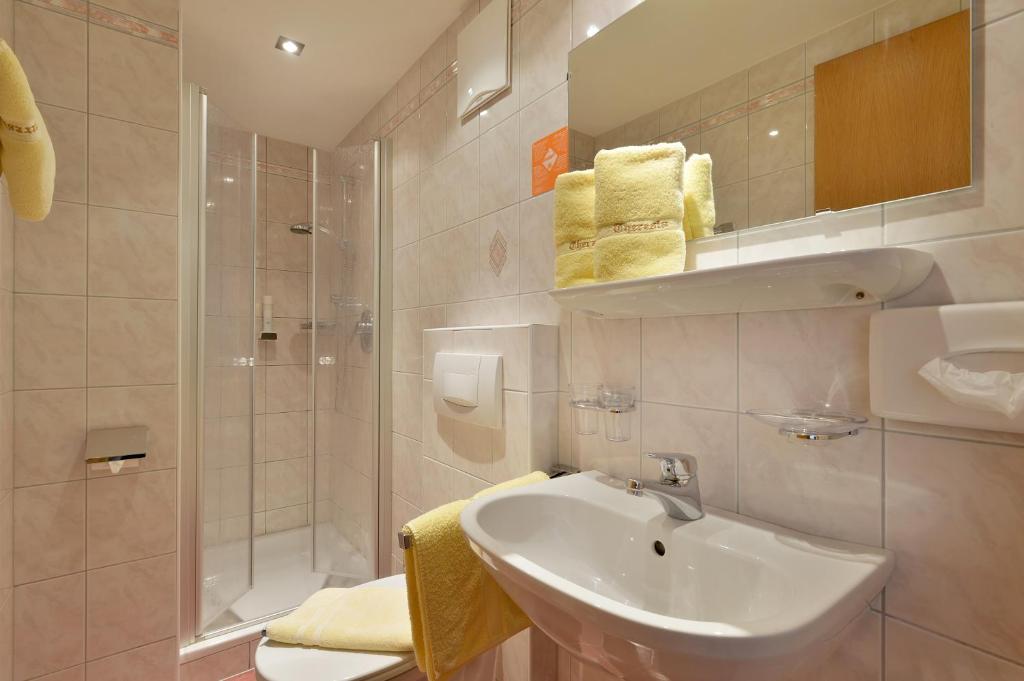 Koupelna v ubytování Hotel Theresia Garni