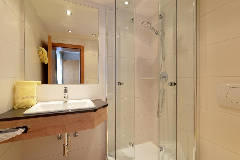 Koupelna v ubytování Hotel Theresia Garni