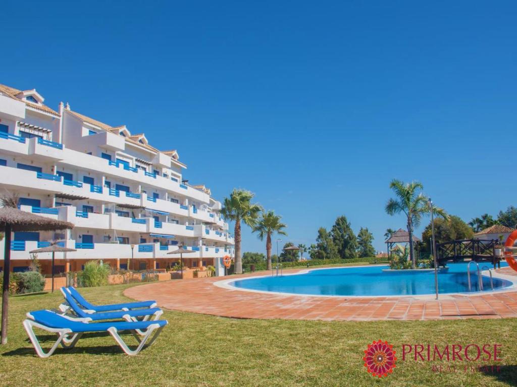 Bazén v ubytovaní Duquesa Suites - superb Sea views & overlooking pool alebo v jeho blízkosti