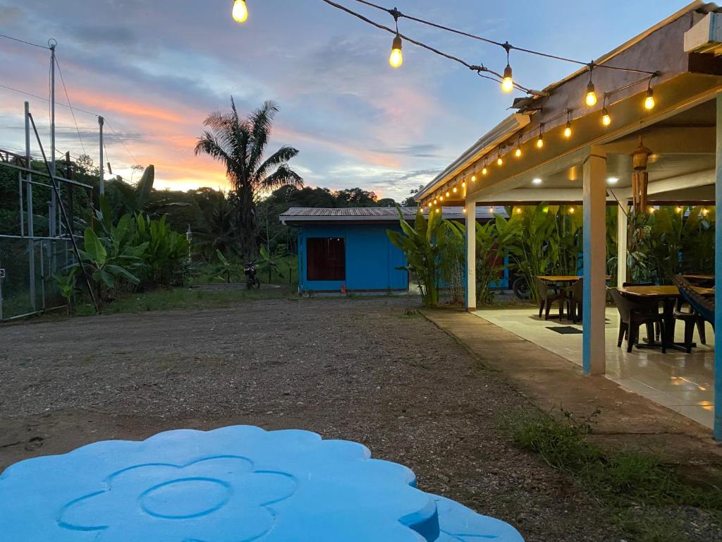 una casa con patio, tavolo e luci di Sunrise a Bahía Drake