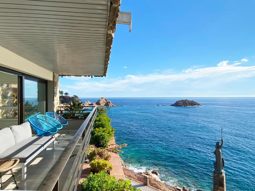 濱海托薩的住宿－Magnificent apartment at the sea front of Tossa de Mar，阳台享有海景。