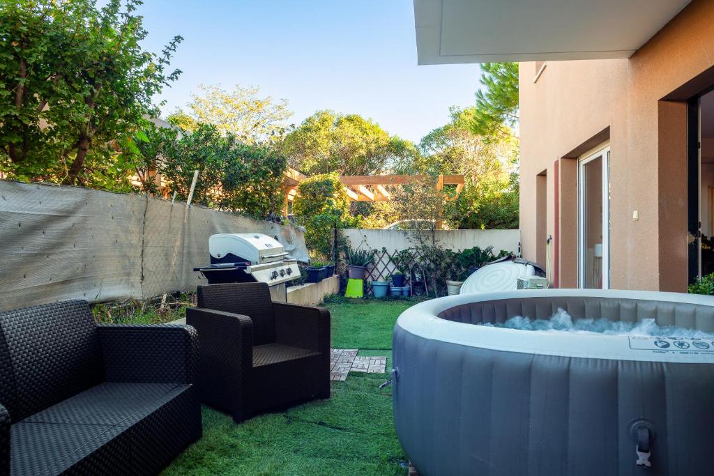 a backyard with a hot tub in the yard at Les Terrasses des Calanques in Marseille