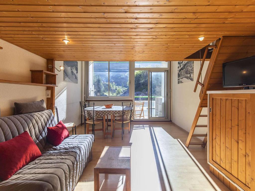 un salon avec un canapé et une table dans l'établissement Studio cosy 4 pers, balcon vue montagne, proche pistes Gourette - FR-1-400-11, à Gourette