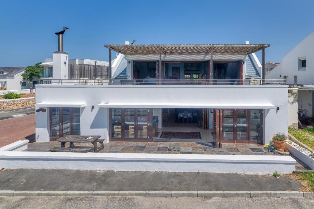 アーニストンにあるOp Die Hoek In Arnistonの白い建物