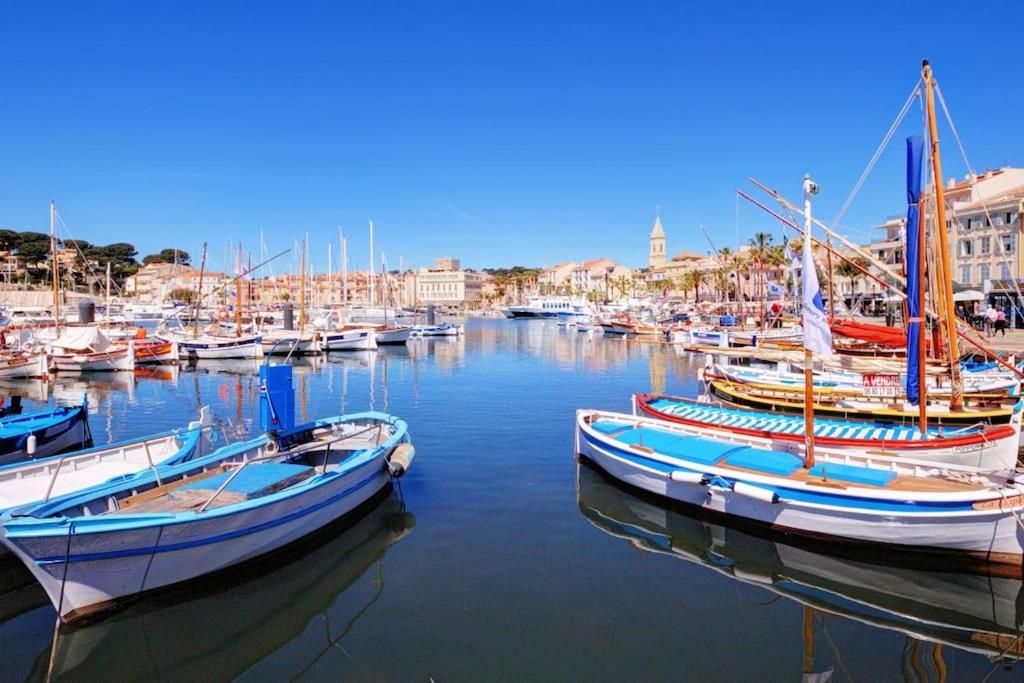 un groupe de bateaux est amarré dans un port dans l'établissement Bel appartement proche du port, à Sanary-sur-Mer