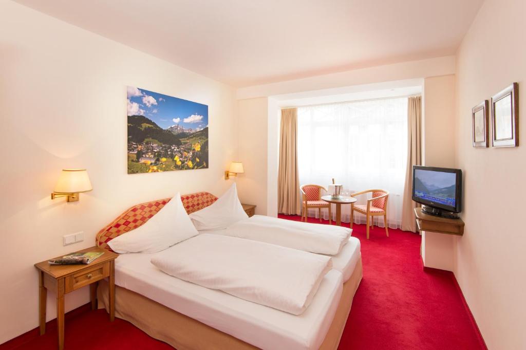 A television and/or entertainment centre at Hotel Dachstein