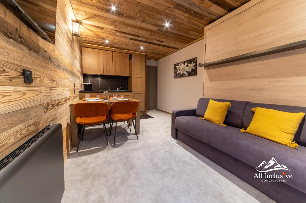 un salon avec un canapé et une table dans l'établissement 