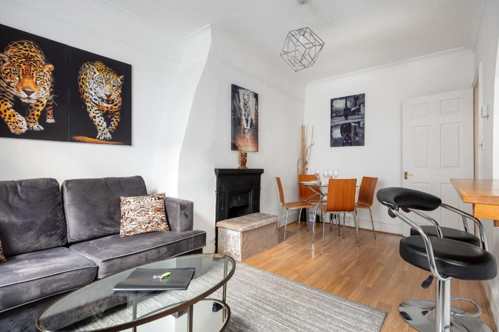 Кът за сядане в Gorgeous One Bed in the Heart of Central London