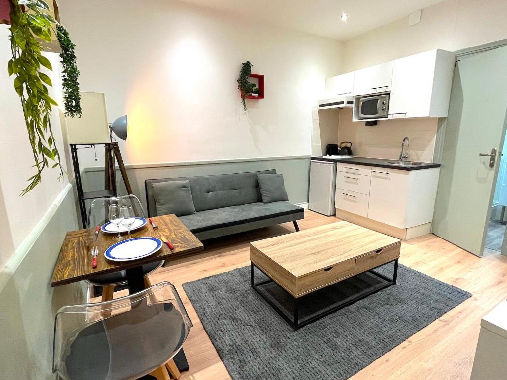 un salon avec un canapé et une table dans l'établissement Loft Vincennes, à Vincennes