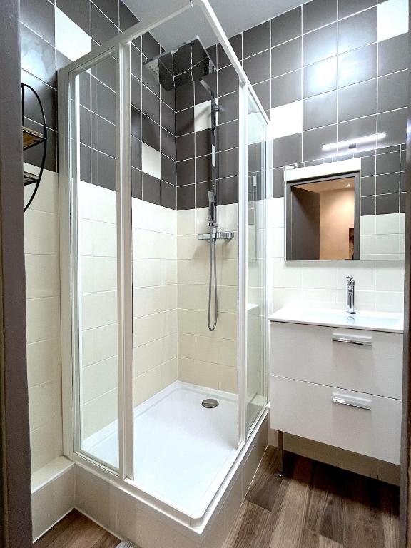 a bathroom with a shower and a sink at Loft Vincennes in Vincennes