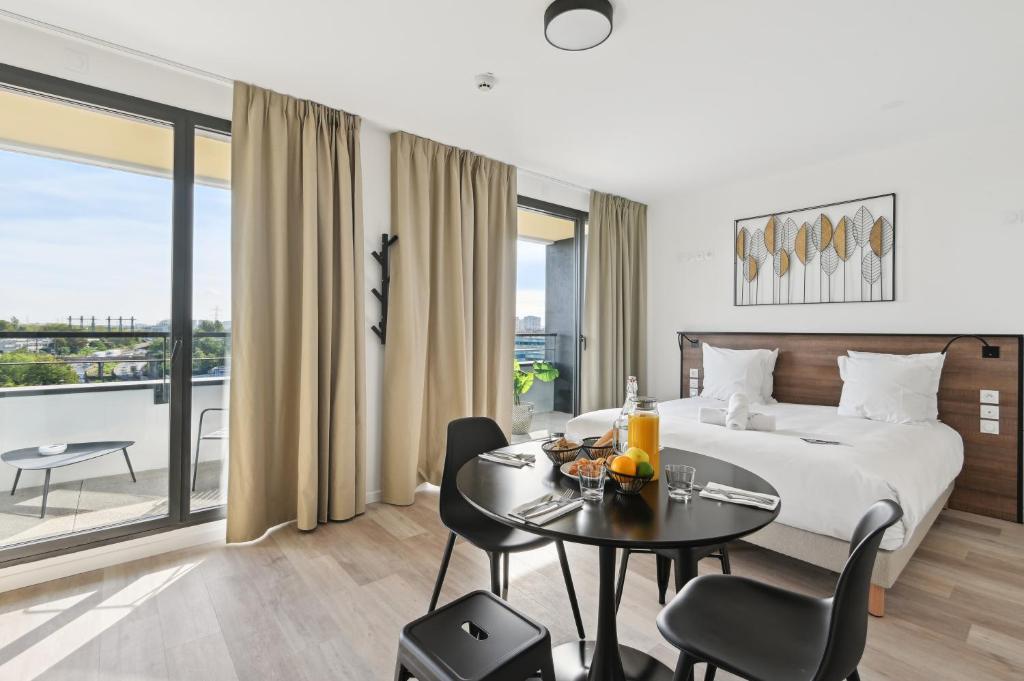 All Suites Paris Ouest Colombes - Executive Suite (double Bed And Sofa Bed) Balcony