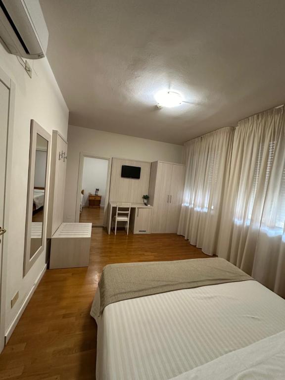 TV a/nebo společenská místnost v ubytování Hotel La Pace