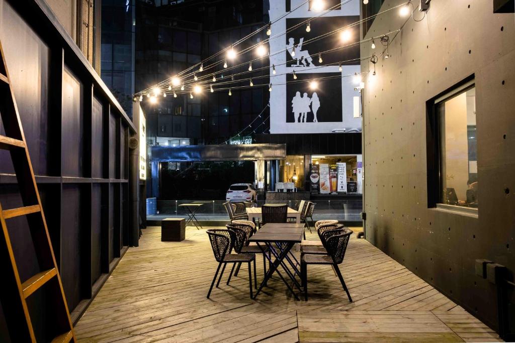 Posezení v ubytování CANVAS BLACK Guesthouse