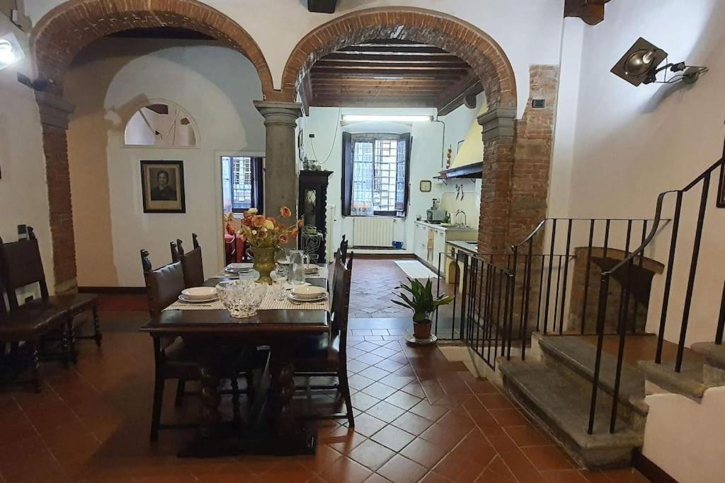 comedor con mesa y cocina en La Colonna - La Colonna, en Lucca