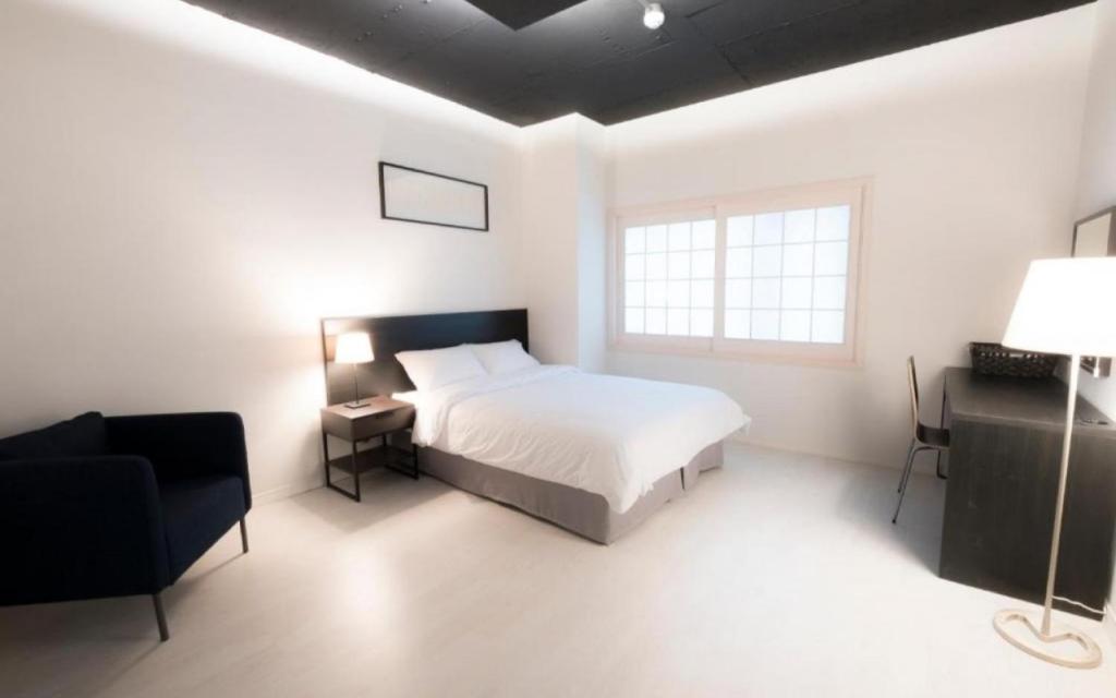 Postel nebo postele na pokoji v ubytování CANVAS BLACK Guesthouse