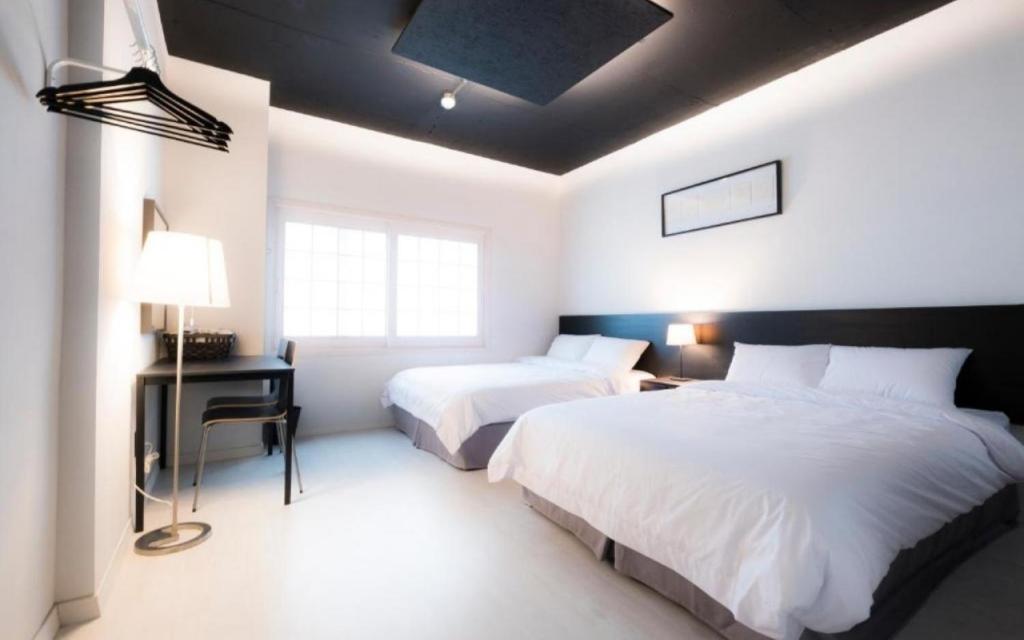 Postel nebo postele na pokoji v ubytování CANVAS BLACK Guesthouse