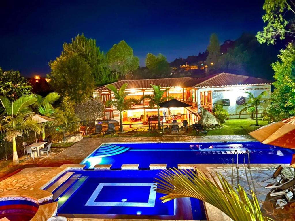 una casa con piscina por la noche en Hotel Casa Cantabria Campestre en Villa de Leyva