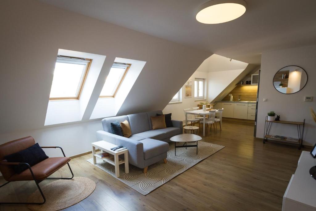 ein Wohnzimmer mit einem Sofa und einem Tisch in der Unterkunft Maisonette Apartment with Terrace in Koliba
